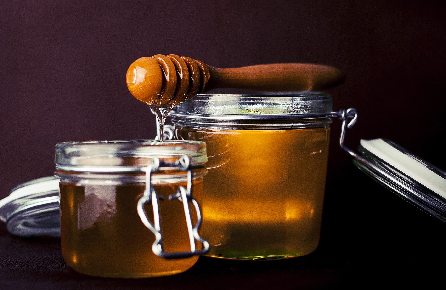 Pot de miel ouvert avec cuillère en bois