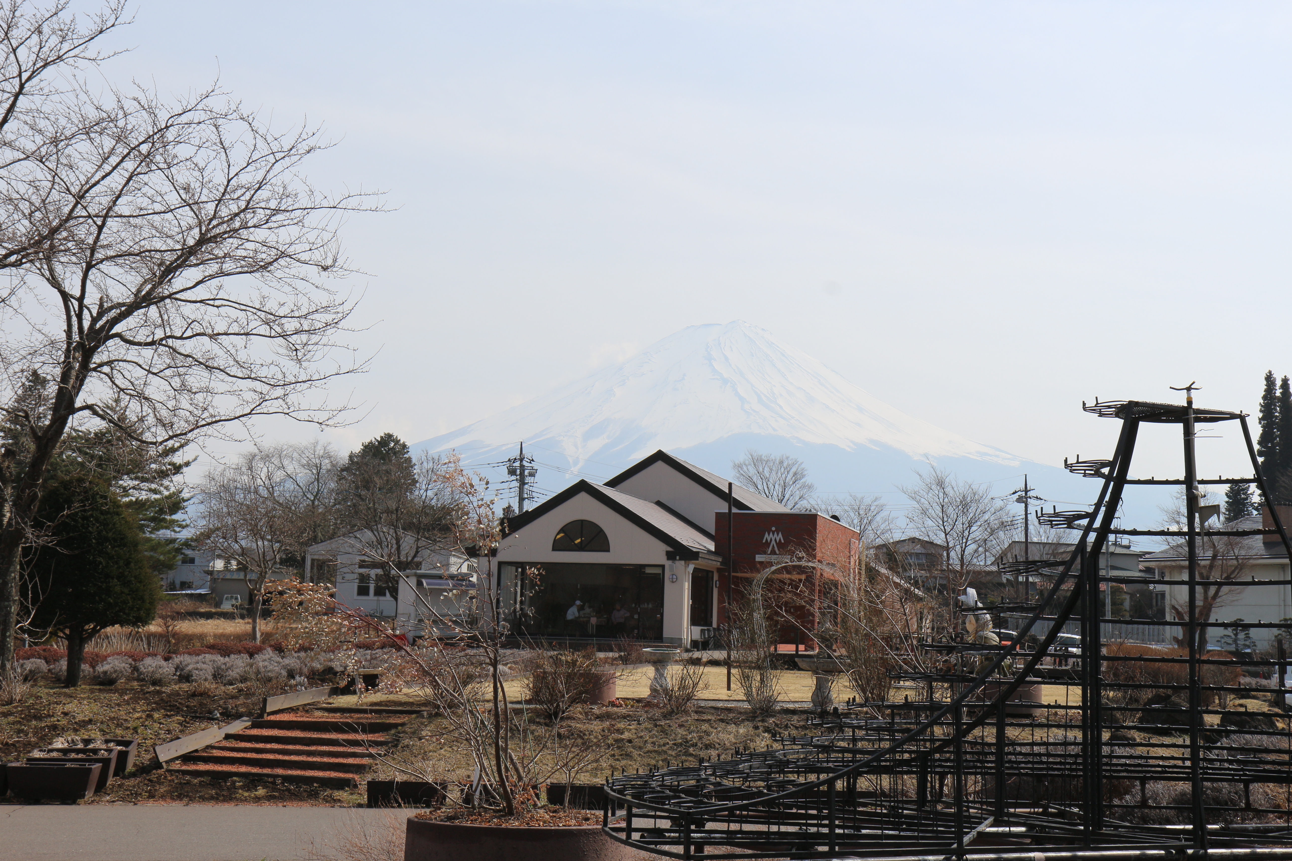 Un restaurant situé sur le tour du lac Kawaguchiko. On voit le mont Fuji à l'arrière plan.