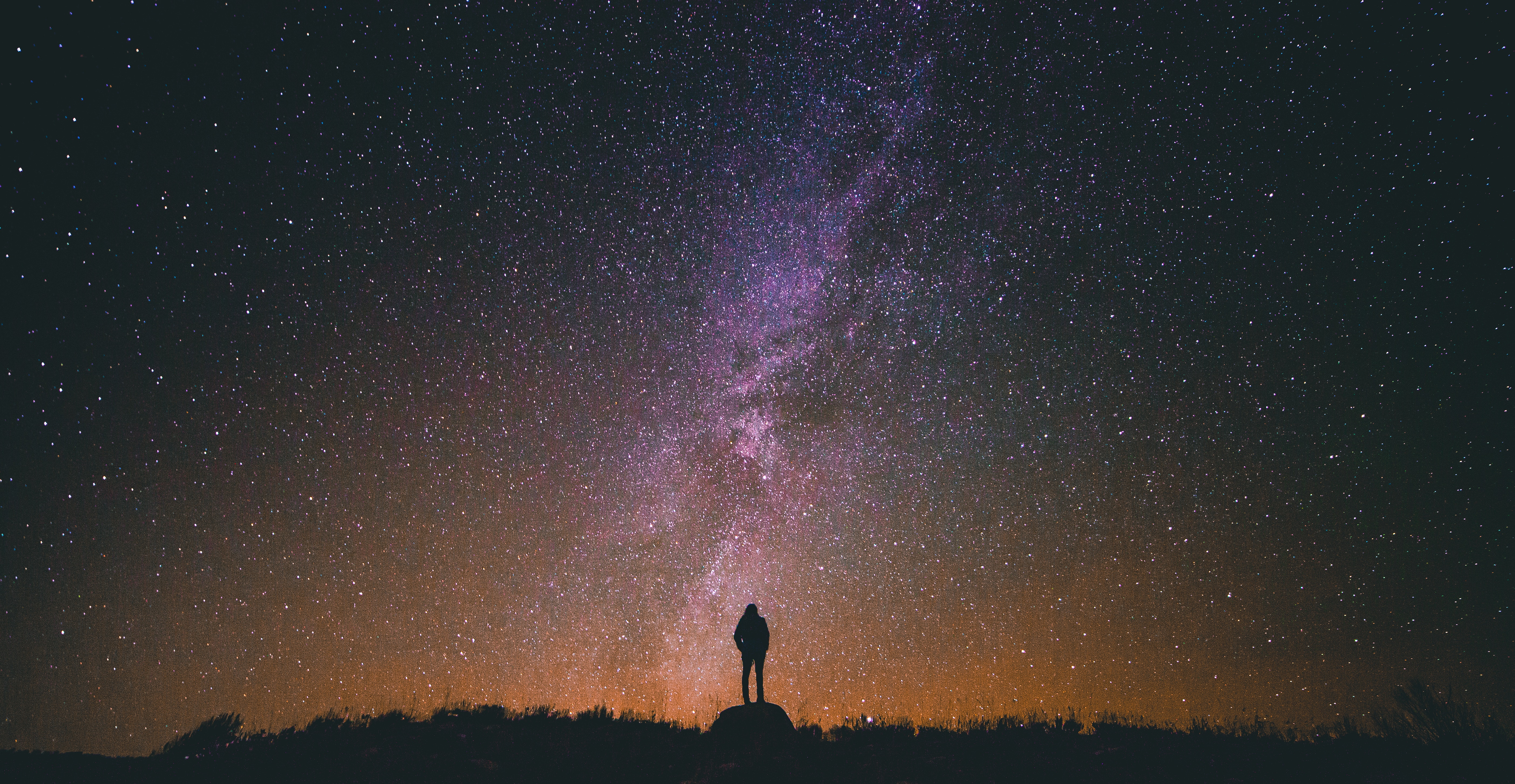 Un homme regardant le ciel étoilé