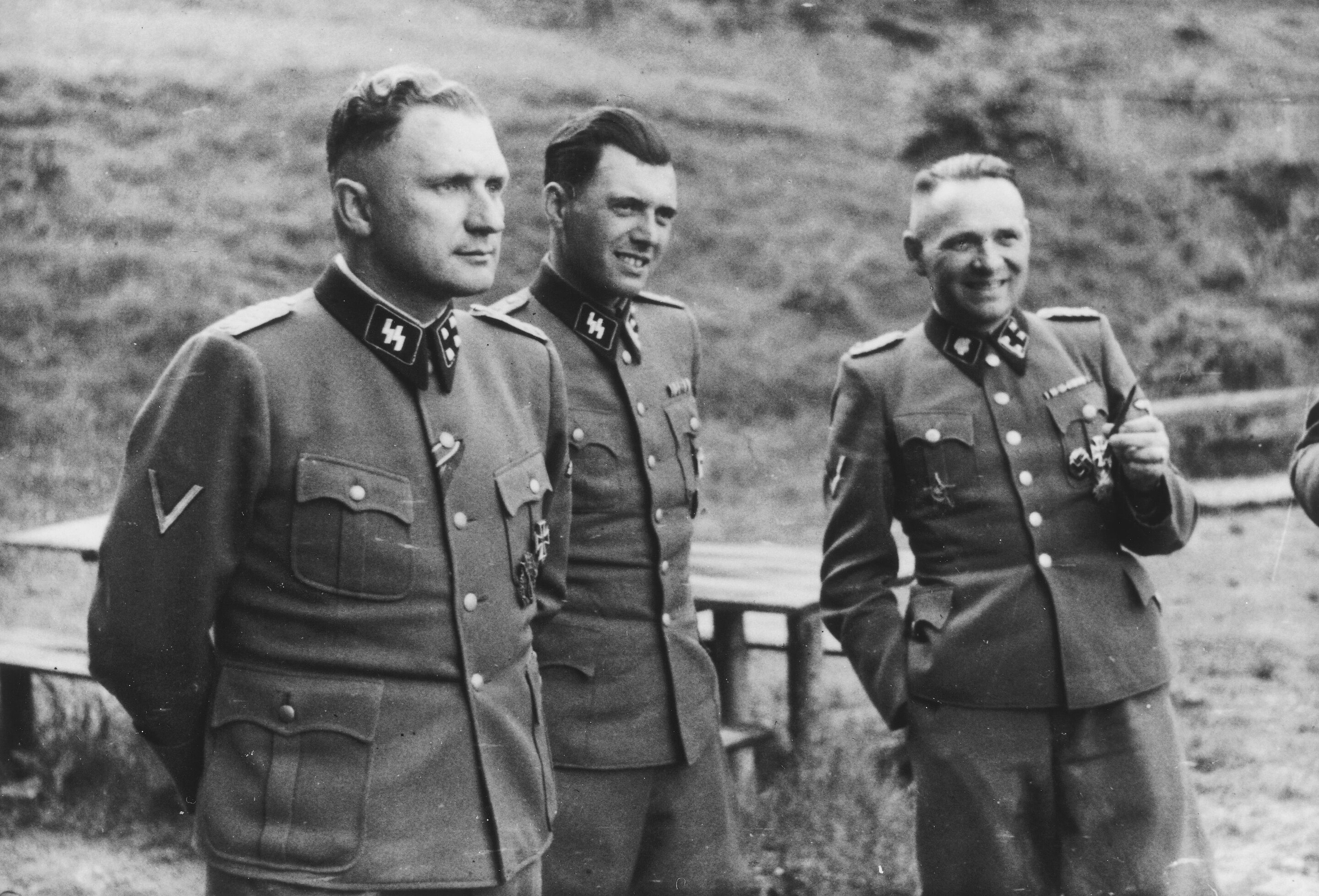 Josef Mengele, entouré de Richard Baer et Rudolf Höss, Solahütte, 1944. Album Höcker.