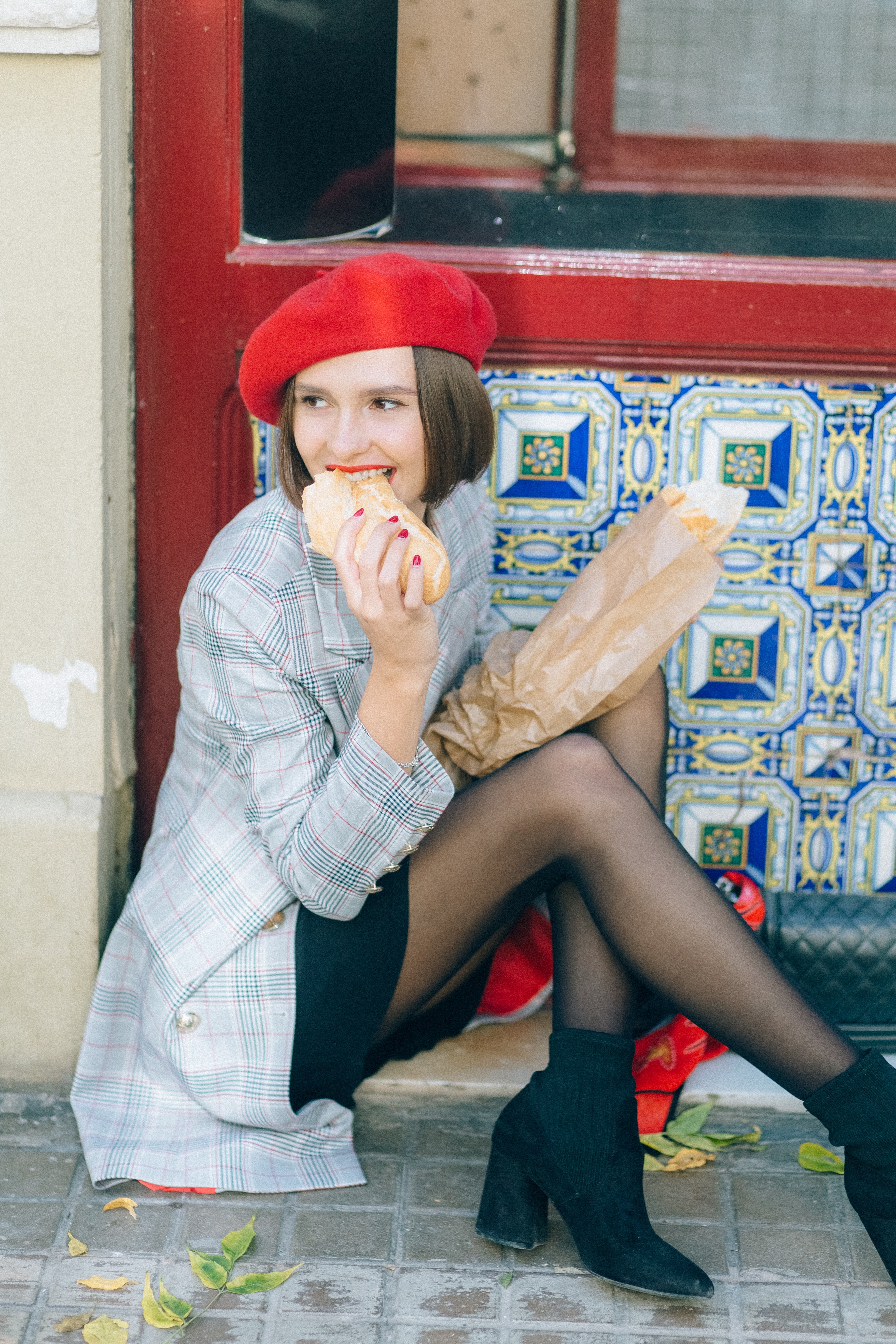parisienne au béret mangeant une baguette