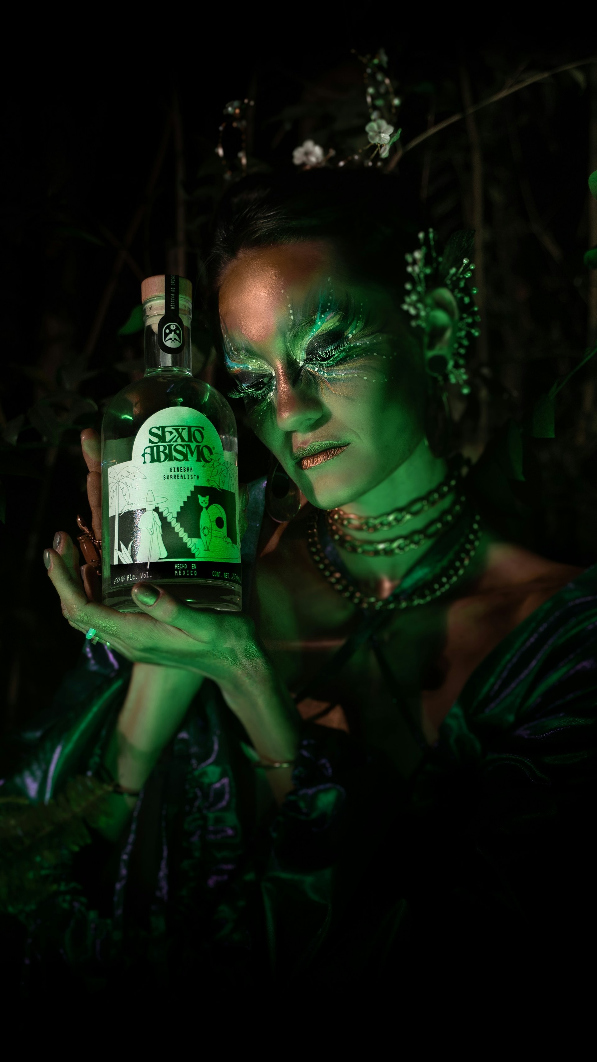 Femme étrange, quasi mystique, nimbée de vert sur fond noir, tiens une bouteille.