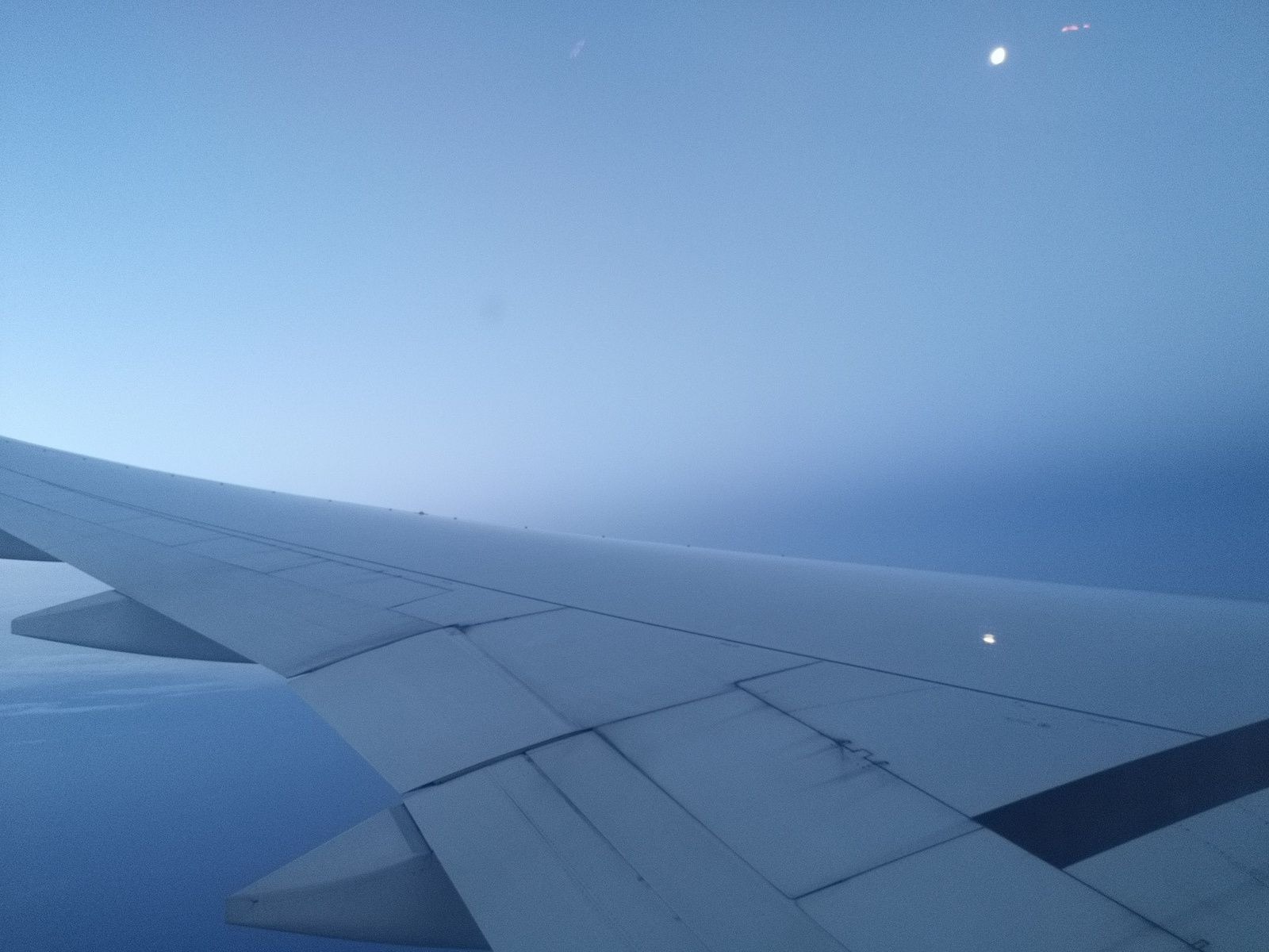 petit instant à saisir : le reflet de la lune sur l'aile de l'avion !