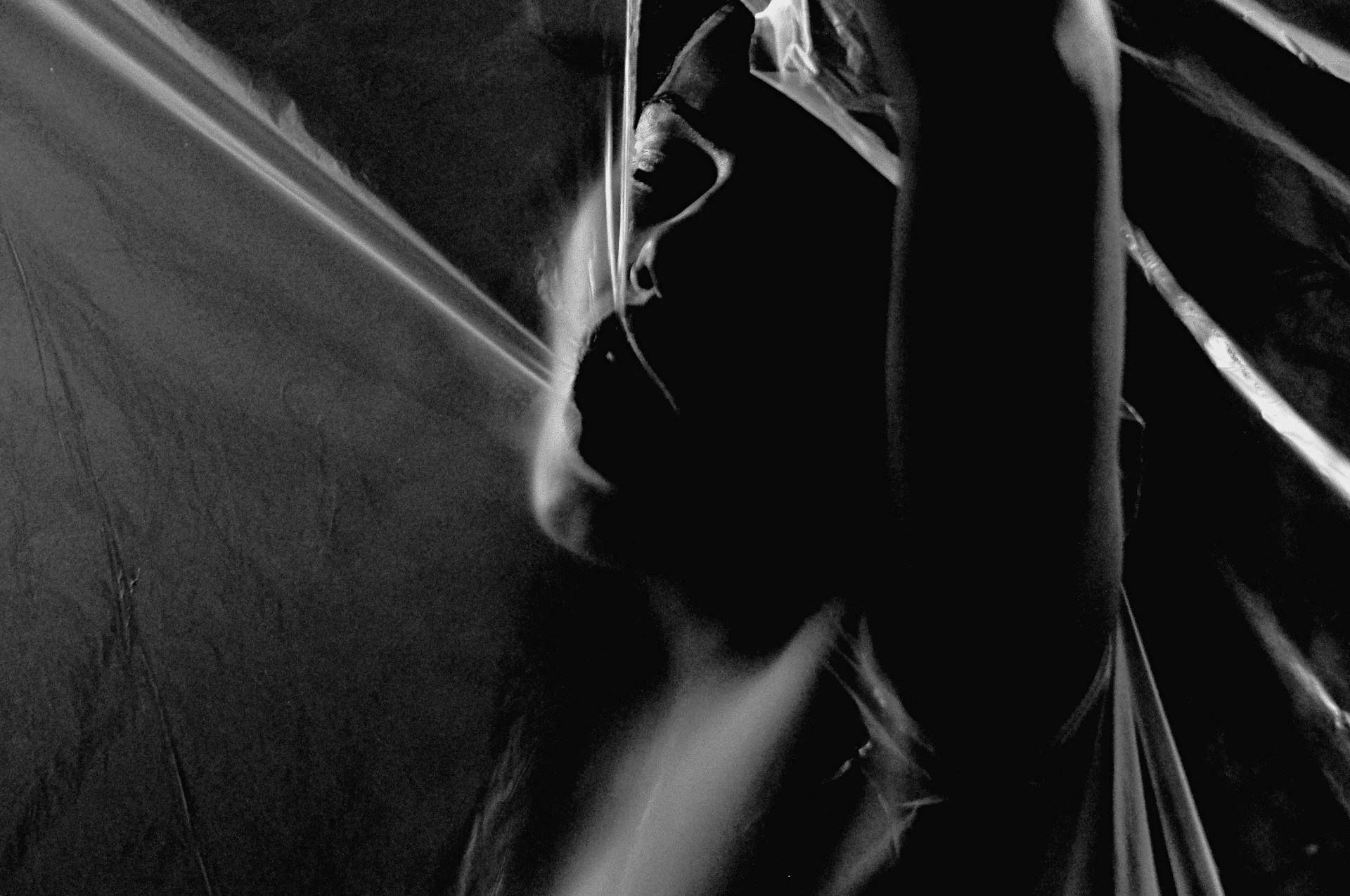 Photo noir et blanc d'un portrait serré sur le visage et la bouche ouverte d'une femme en pleine extase.