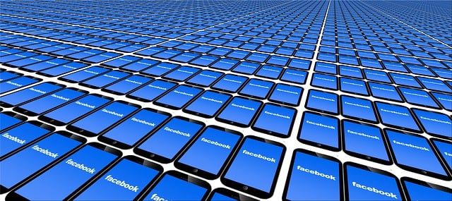 Illustration montrant des smartphones alignés à l'infini, affichant un écran bleu mentionnant facebook.