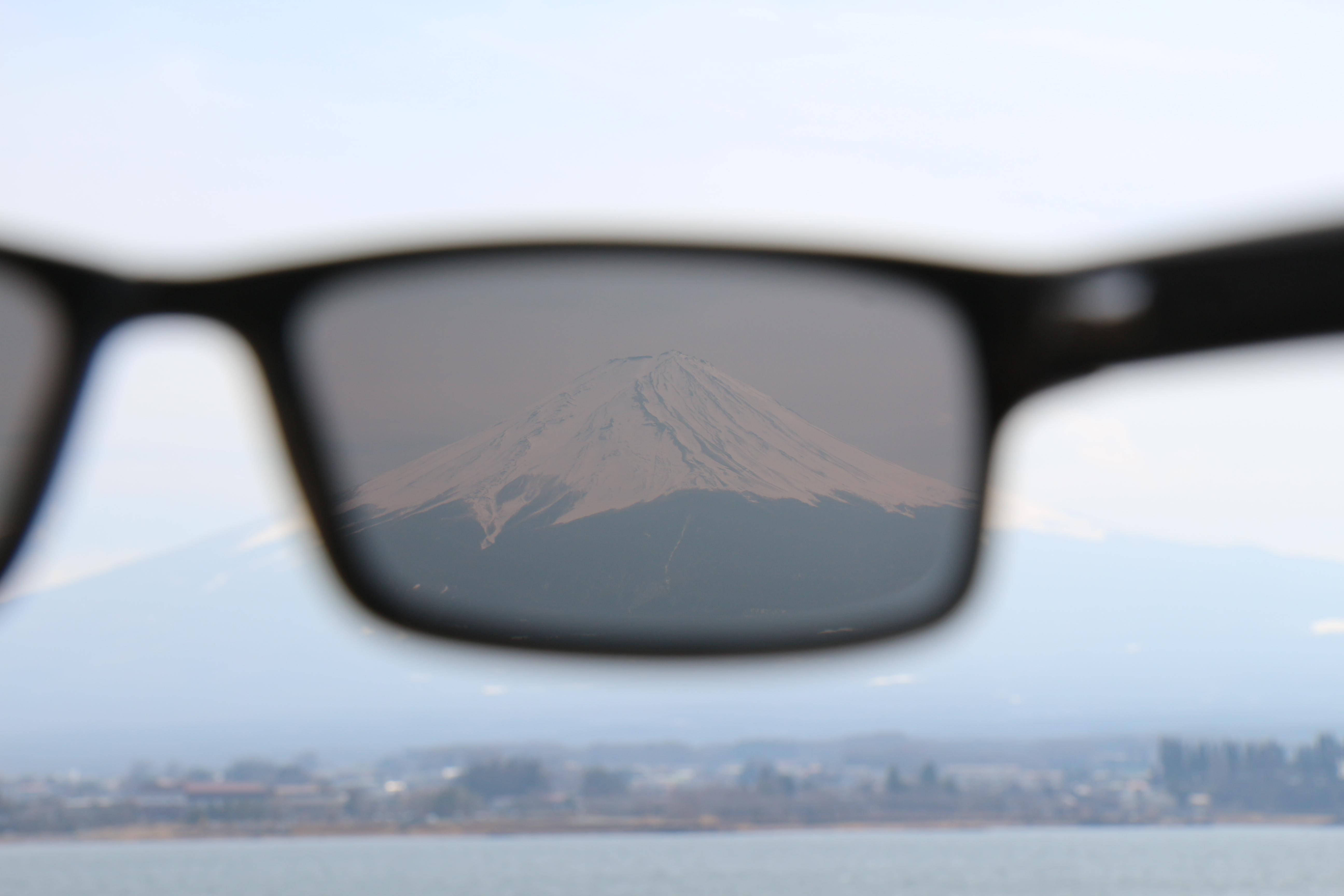 Photo du mont Fuji, prise derrière un verre de lunette de soleil.